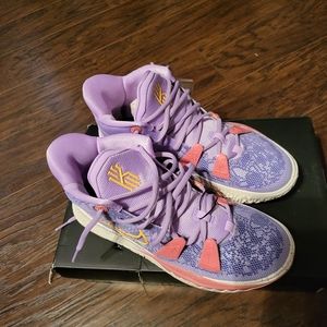 Nike Kyrie Shoe Men's 8.5 or Women's 10